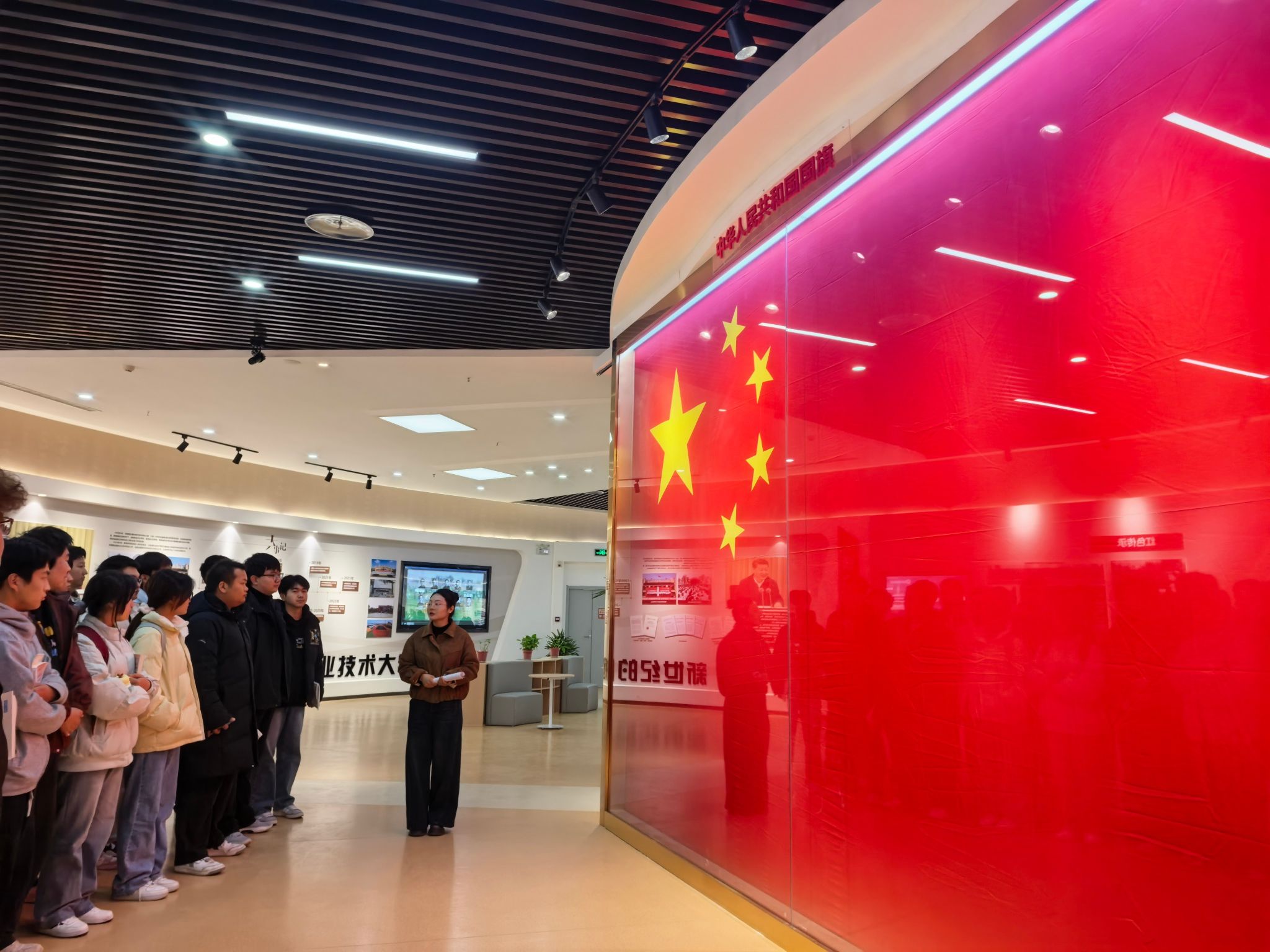 学校开展“国旗下的思政课”主题教育活动